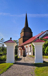 Schweden, Smaland, Kalmar laen, Vimmerby, Thunfisch, Blick auf die Kirche - BT000004