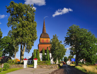 Schweden, Smaland, Kalmar laen, Vimmerby, Thunfisch, Blick auf die Kirche - BT000006