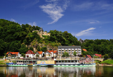 Deutschland, Sachsen, Rathen, Paddlesteamer und Schloss Altrathen an der Elbe - BT000170