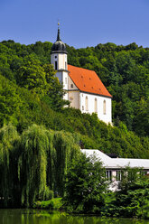 Deutschland, Sachsen, Tharandt, Kirche am Schlossteich - BT000136