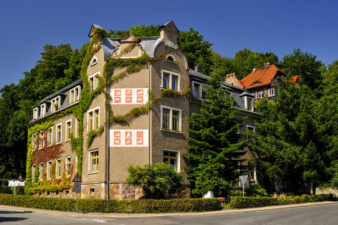 Deutschland, Sachsen, Tharandt, Haus mit Tierkreiszeichen - BT000145