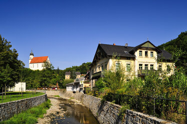 Deutschland, Sachsen, Tharandt, Am Fluss Wild Weisseritz, Kirche im Hintergrund - BTF000151