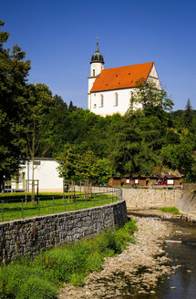 Deutschland, Sachsen, Tharandt, Pfarrkirche am Fluss Wild Weisseritz - BTF000152
