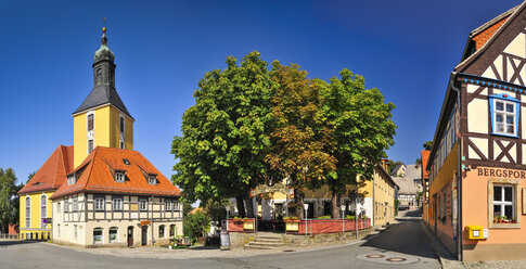 Deutschland, Sachsen, Hohnstein, Stadtbild mit Pfarrkirche - BTF000266