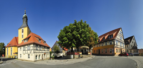 Deutschland, Sachsen, Hohnstein, Stadtbild mit Pfarrkirche, lizenzfreies Stockfoto