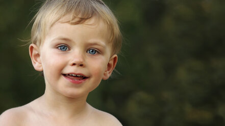 Porträt eines kleinen Jungen im Garten - RDF001236