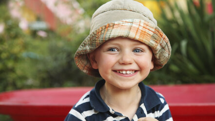 Porträt eines lächelnden kleinen Jungen mit Sonnenhut - RDF001206