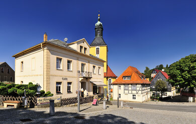 Deutschland, Sachsen, Hohnstein, Stadtbild mit Pfarrkirche - BT000269