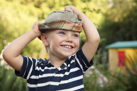 Porträt eines lächelnden kleinen Jungen mit Sonnenhut, lizenzfreies Stockfoto