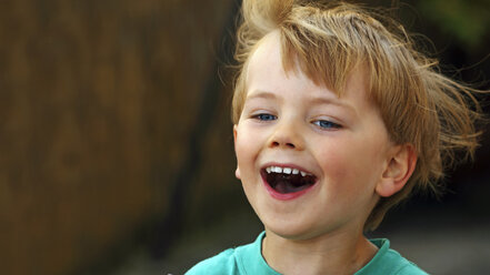 Porträt eines lachenden kleinen Jungen - RDF001216