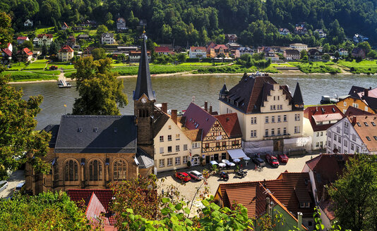 Deutschland, Sachsen, Stadt Wehlen, Stadtbild mit Pfarrkirche und Elbe - BT000238