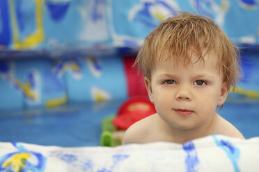 Portrait of little boy in pool - RDF001219