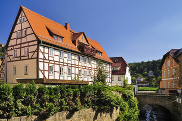 Germany, Saxony, Stadt Wehlen, Half-timbered house at the riverside - BT000244