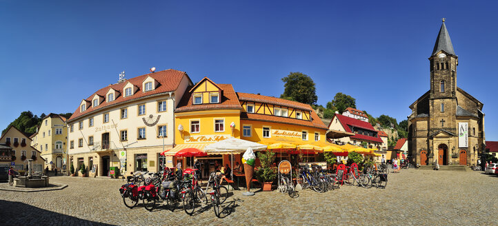 Germany, Saxony, Stadt Wehlen, Market square with town hall and parish church - BTF000247