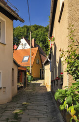 Germany, Saxony, Stadt Wehlen, Narrow alley and houses - BTF000249