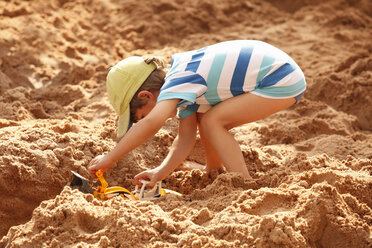 Kleiner Junge spielt im Sandkasten - RDF001226