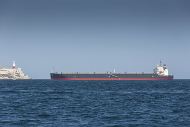 Gibraltar, Öltanker auf dem Meer mit Leuchtturm - KB000029