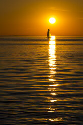 Deutschland, Bremerhaven, Weser, Segelboot bei Sonnenuntergang - SJF000068