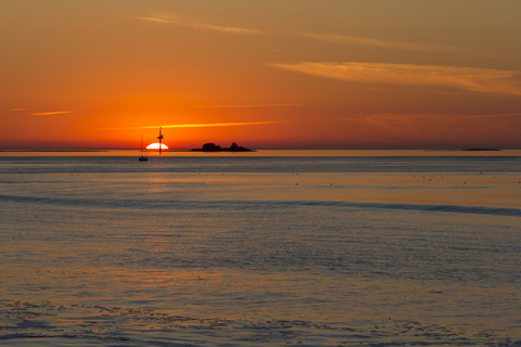 Deutschland, Bremerhaven, Weser, Sonnenuntergang, lizenzfreies Stockfoto