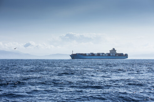 Marokko, Tanger, Frachtschiff auf dem Mittelmeer - KB000013