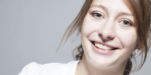 Porträt einer lächelnden jungen Frau, Nahaufnahme - DISF000133