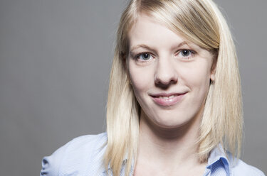 Portrait of smiling young woman, close-up - DISF000135