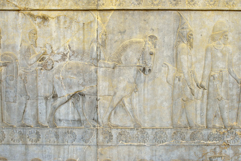 Iran, Achämenidische Ausgrabungsstätte von Persepolis, Skythen opfern ein Pferd, Flachrelief am Apadana-Palast, lizenzfreies Stockfoto
