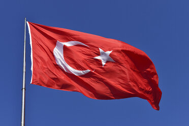 Türkische Flagge im blauen Himmel - ES000690