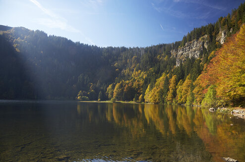 Deutschland, Baden-Württemberg, Schwarzwald, Feldsee und Blick zum Seebuck - DHL000119