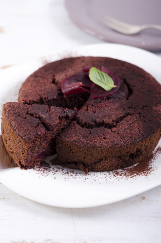 Schokoladenkuchen mit Rote-Bete-Scheibe, Studioaufnahme, lizenzfreies Stockfoto