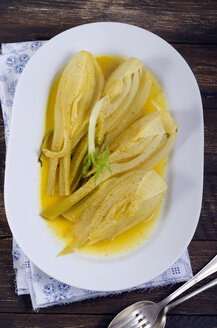 Prepared fennel in curry sauce on serving plate, studio shot - ODF000630