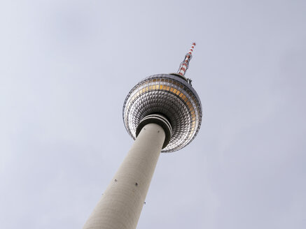 Deutschland, Berlin, Blick aus der Froschperspektive auf den Fernsehturm am Alexanderplatz - BSCF000388