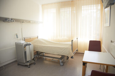 Deutschland, Freiburg, Leeres Krankenhauszimmer - DHL000145