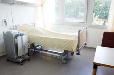 Deutschland, Freiburg, Leeres Krankenhauszimmer - DHL000141