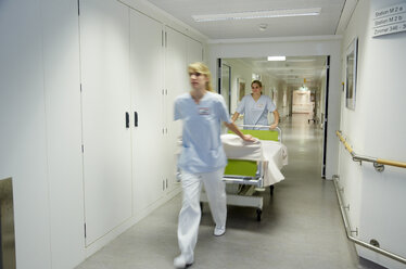 Deutschland, Freiburg, Krankenschwestern bewegen Krankenhausbett - DHL000132