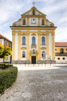 Deutschland, Bayern, Altötting, Kapellplatz, Wallfahrtskirche St. Magdalena - AM001059