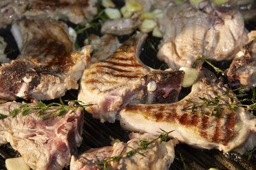 Lammkoteletts mit Thmye auf dem Grill, Nahaufnahme - SRSF000317