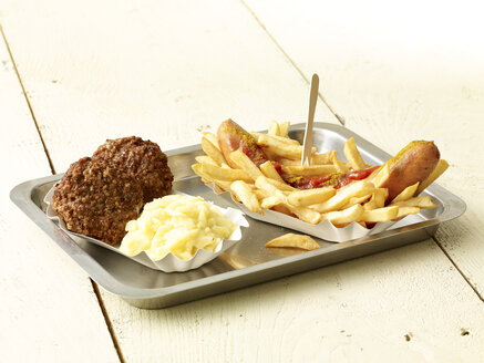 Currywurst mit Pommes frites, zwei Frikadellen und Kartoffelpüree auf einem Metalltablett - SRSF000309