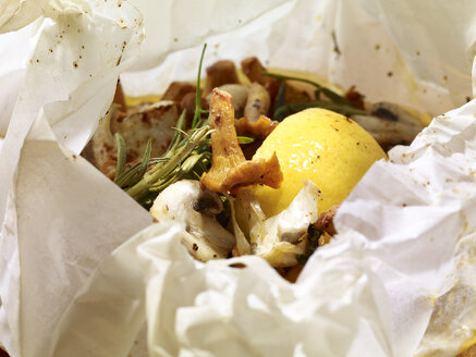 Champignons, Kartoffelknödel und Rosmarin in Pergamentpapier, Nahaufnahme - SRSF000301