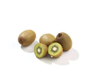 Ganze und in Scheiben geschnittene Kiwis (Actinidia chinensis) - SRSF000299