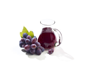 Rote Weintrauben und eine Karaffe mit Rotwein - SRSF000259