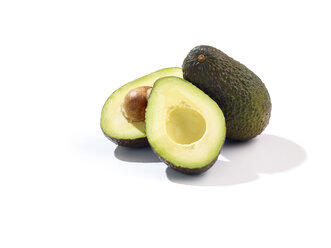 Ganze und in Scheiben geschnittene Avocado (Persea Americana) - SRSF000257