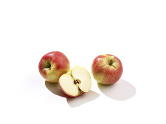 Two and a half apples (Malus domestica), studio shot - SRSF000252