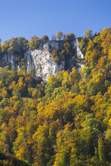 Deutschland, Baden Württemberg, Schwäbische Alb, Brühltal im Herbst - STSF000201