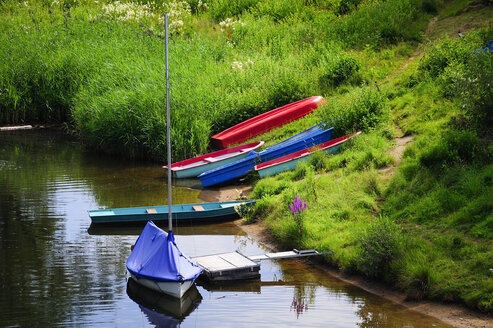 Germany, Saxony, Dippoldiswalde, Boats on Malter Dam - BT000256