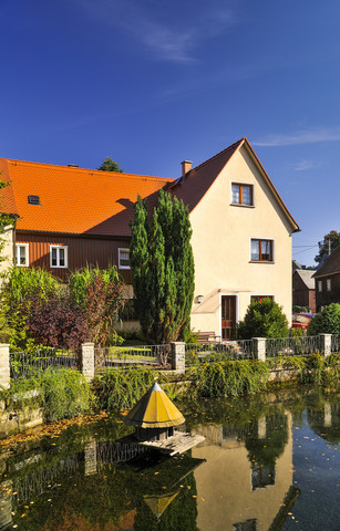Deutschland, Sachsen, Hinterhermsdorf, Haus am Teich, lizenzfreies Stockfoto
