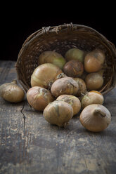 Onions on wooden table - LVF000280