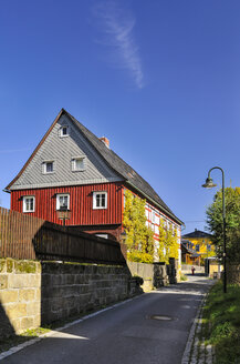 Deutschland, Sachsen, Hinterhermsdorf, Historisches Haus in der Oberlausitz - BT000201