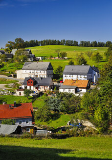 Deutschland, Sachsen, Hinterhermsdorf, Ortsbild mit Oberlausitzer Häusern - BTF000191