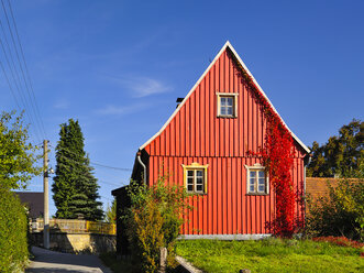 Deutschland, Sachsen, Sebnitz, Stadtteil Saupsdorf, Rotes Holzhaus - BT000188